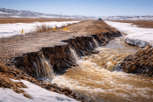 Талые воды разрушили дорогу и отрезали село в Акмолинской области